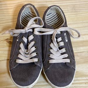 Taos One Star sneakers, women’s size 8